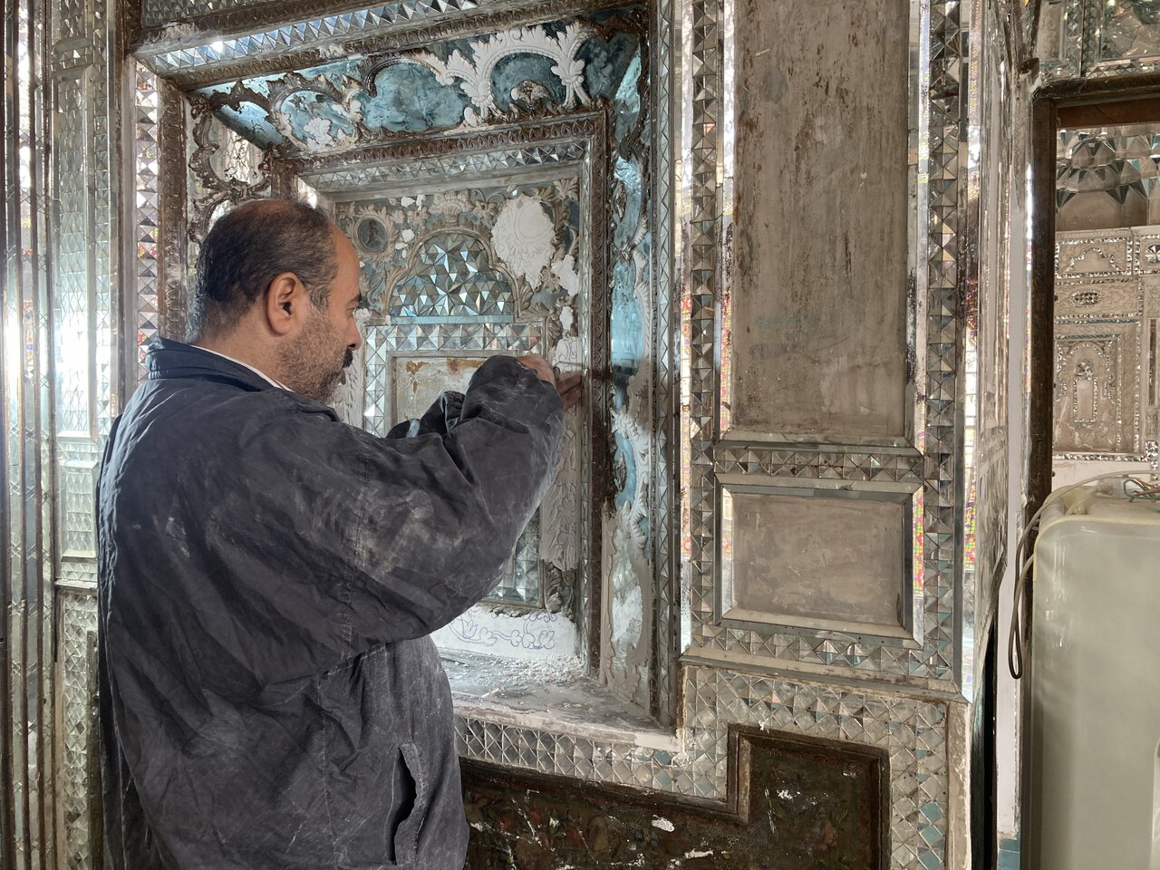 ترمیمِ تاریخ | ساعتی با کارگرانی که در عمارت های تاریخی با هنرشان چند سانتی