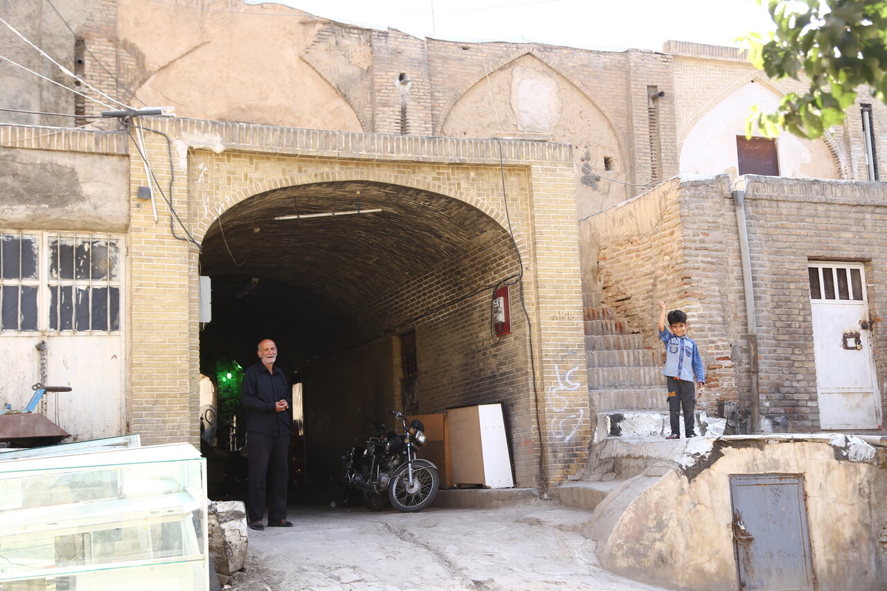 اتراق زئران و مسافران ری در کاروانسرای دوقلوی سرتخت