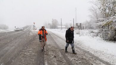 انسداد راه ارتباطی ۱۰ روستای شفت/ راهداران در تلاش هستند