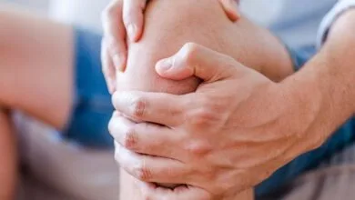علت تق تق زانو در خانم های ایرانی علت تق تق زانو در خانم های ایرانی