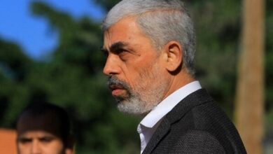 بنری که بر آوار منزل شهید سنوار نصب شد | ببینید بنری که بر آوار منزل شهید سنوار نصب شد | ببینید