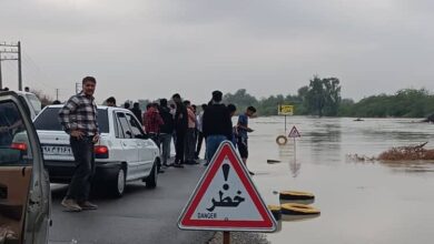 مسدود شدن جاده میناب به سندرک بر اثر بارش شدید و طغیان رودخانه