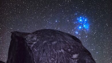 درخشش «خوشه پروین» بر فراز یک سازه صخره‌ای