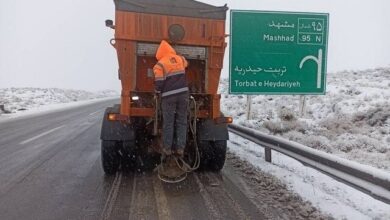 تداوم بارش برف در محورهای مواصلاتی شهرستان تربت‌حیدریه