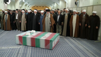 اقامه نماز رهبر انقلاب بر پیکر دو قاضی شهید اقامه نماز رهبر انقلاب بر پیکر دو قاضی شهید