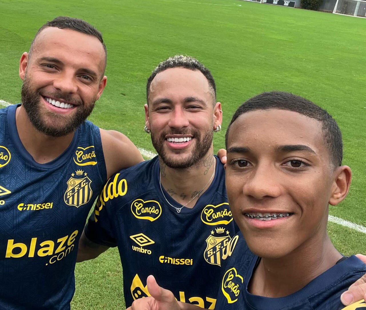 ورود نیمار با هلیکوپتر به محل تمرین سانتوس (+عکس)