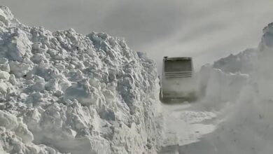 لحظات دلهرهآور گیر افتادن اتوبوس در برف + فیلم لحظات دلهرهآور گیر افتادن اتوبوس در برف + فیلم