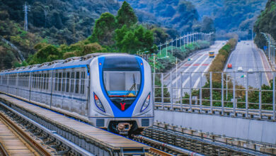 سقوط وحشتناک جرثقیل ساختمانی روی ریل قطار مترو + فیلم