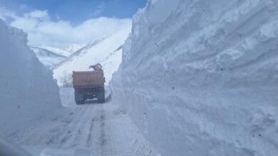 ارتفاع چهار متری برف در جاده وارنگهرود کرج ارتفاع چهار متری برف در جاده وارنگهرود کرج
