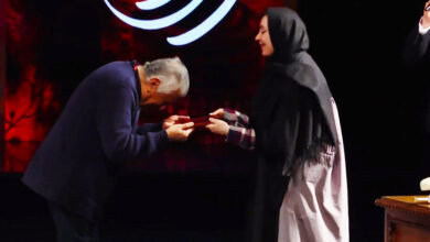 ویدیو/ برگزیدگان در صحنه پایانی تئاتر فجر ۴۳؛ تقدیر از خبرنگار ایسنا