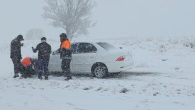 امداد رسانی به ۳۰۰ خودرو و مسافر گرفتار در کولاک برف استان کردستان 