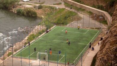 جذاب‌ترین زمین فوتبال ایران ؛ زمین فوتبال کنار رودخانه کردستان را ببینید + ویدئو