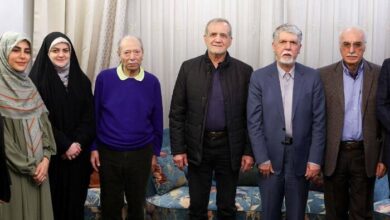 پزشکیان به منزل علی نصیریان رفت