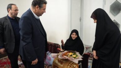 دیدار وزیر راه و شهرسازی با خانواده شهیدان رستمی و میرزایی