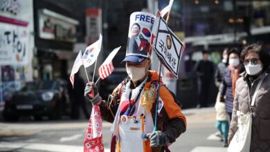 راهپیمایی گسترده حامیان و مخالفان رئیس جمهور برکنار شده کره جنوبی