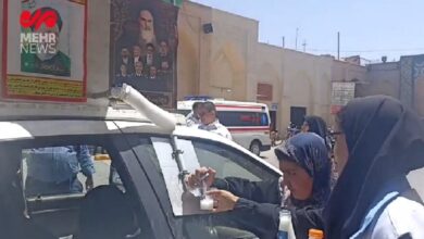 اقدام جالب زوج یزدی در توزیع دوغ خنک به یاد شهید جمهور در نماز جمعه