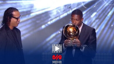 لحظه اعطای توپ طلا به عثمان دمبله