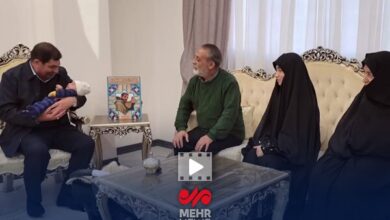 مخبر در دیدار با خانواده شهید ۱۲ روزه