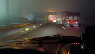 امدادرسانی راهداران مرکزی به خودروهای گرفتار در محور خمین- الیگودرز