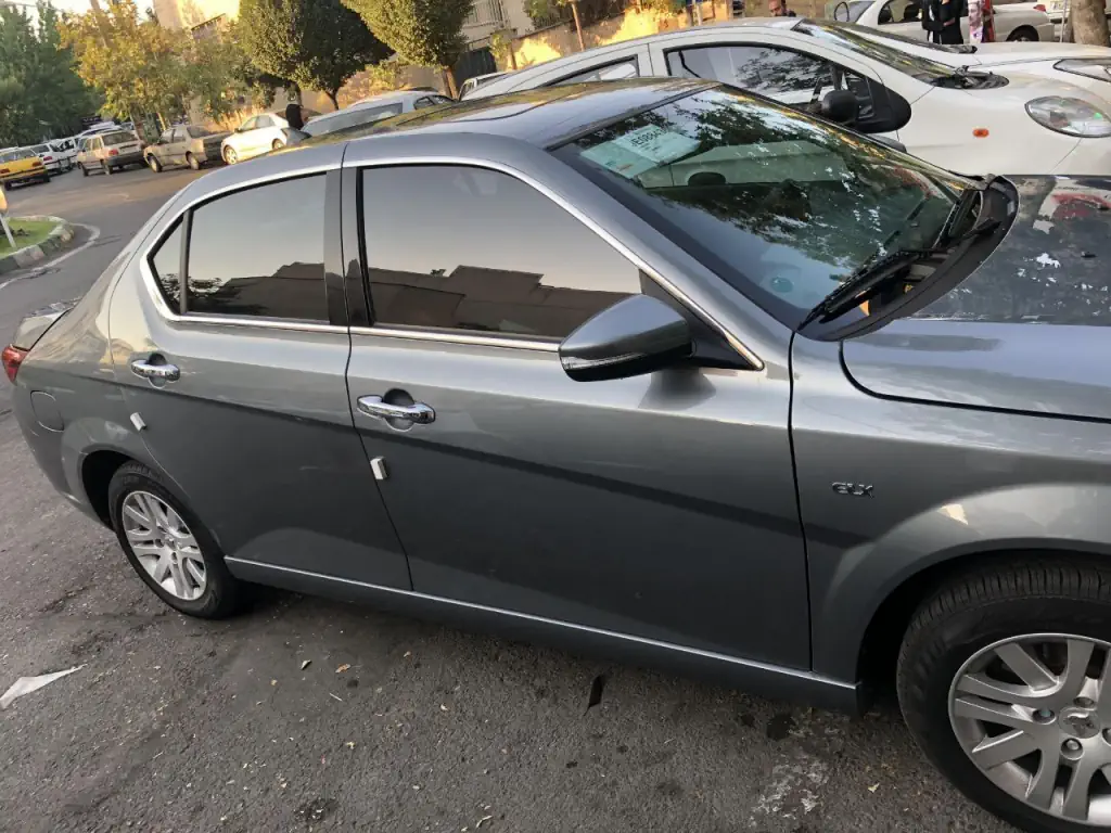 شیشه دودی حرفه‌ای خودرو | افزایش عمر قطعات و بهبود تجربه رانندگی