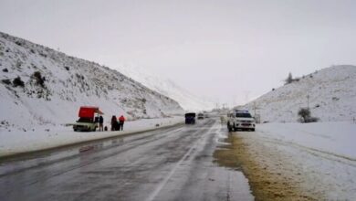 بارش برف در گردنه گدوک فیروزکوه؛ هشدار درباره لغزندگی جاده‌ها