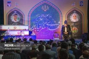 تابوت حسنای۷ ساله و محدثه خوشکام روی دوش مشهدی ها
