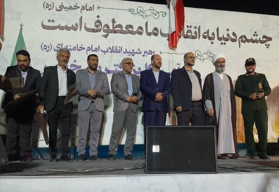 تجلیل از خانوادههای شهدا و فرماندهان برتر بسیج اصناف شهرستان سمنان تجلیل از خانوادههای شهدا و فرماندهان برتر بسیج اصناف شهرستان سمنان