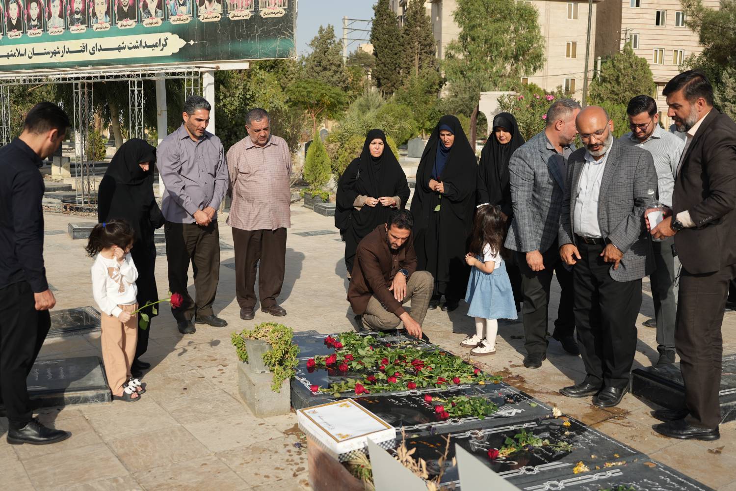 دیدار بسیجیان بنیاد مستضعفان با خانواده شهید والامقام «*عوض علی ضیائی*» و تشرف به مزار این شهید بزرگوار