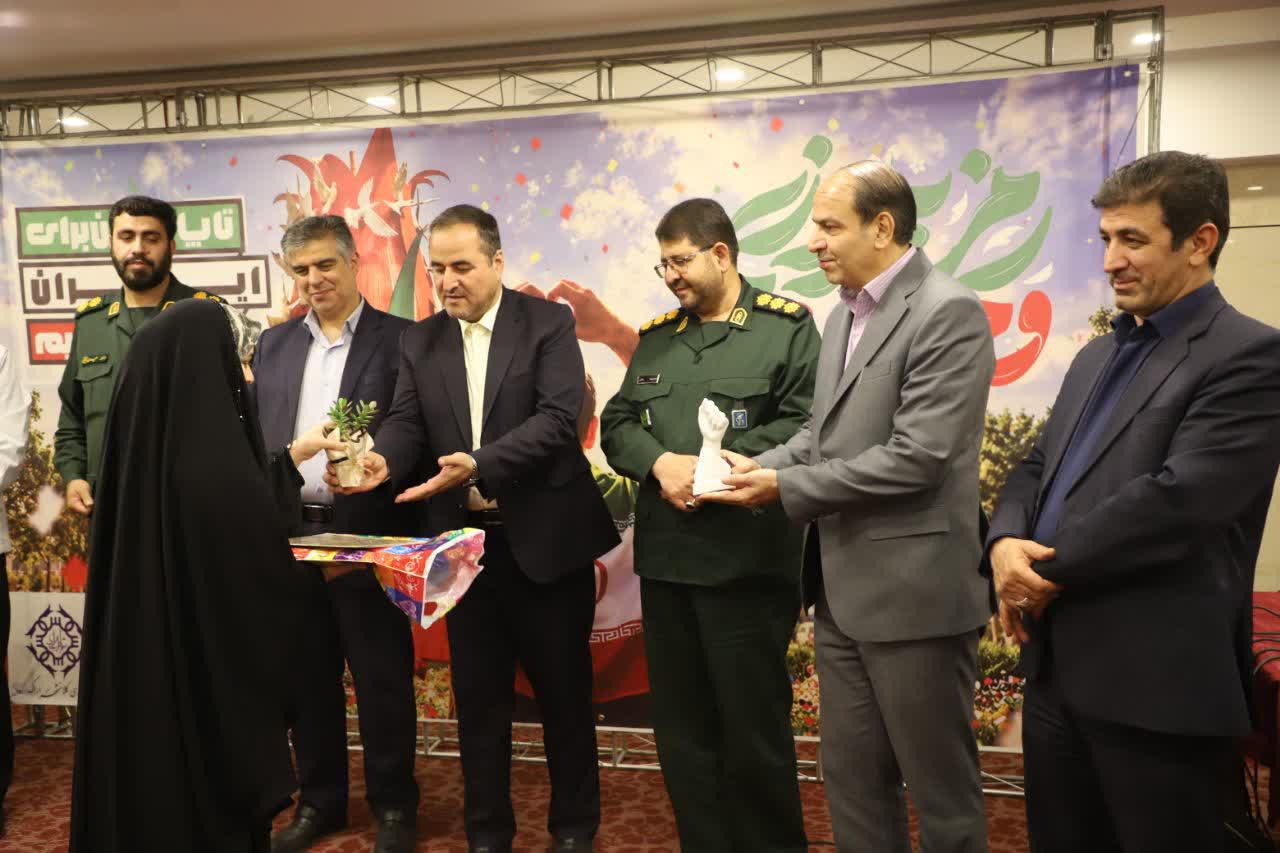 دیدار با خانواده شهدا توان ما را برای ادامه خدمت مضاعف می‌کند